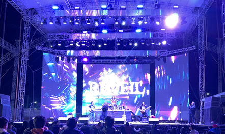 reveil-rock-band-drummer
